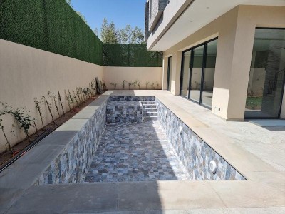 Villa neuve contemporaine sur golf