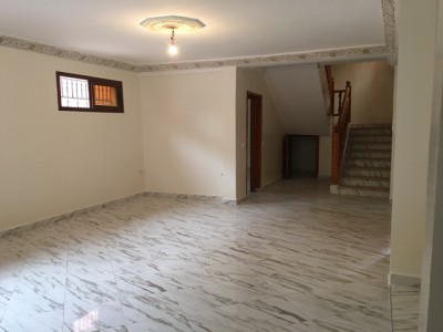Bas de villa vide 3 chambres à louer route de Casablanca