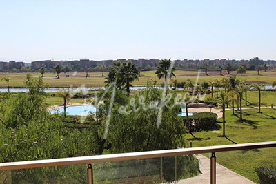 Appartement 2 chambres vide à la location sur golf avec vue sur lac et piscine