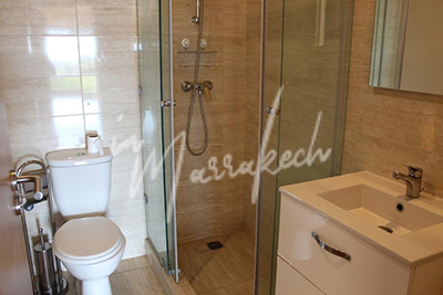 Appartement 2 chambres vide à la location sur golf avec vue sur lac et piscine