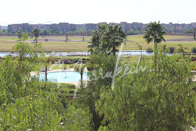 Appartement 2 chambres vide à la location sur golf avec vue sur lac et piscine