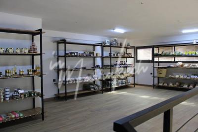 Magnifique magasin à louer sur targa avec pas de porte