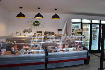 Magnifique magasin à louer sur targa avec pas de porte